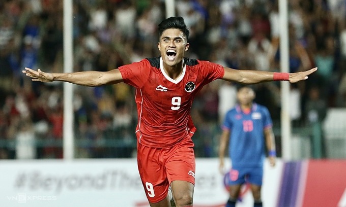 อินโดนีเซีย VS ไทย | ฟุตบอลชายรอบชิงชนะเลิศ ฟุตบอลซีเกม 2023 ฟุตบอลชายซีเกมส์ 2023 รอบชิงชนะเลิศ วันนี้ ทีมชาติไทย จะดวลกับ ทีมชาติอินโดนีเซีย โดยผลงานในรอบรองชนะเลิศของทั้งสองทีม ชิน ช้างศึก ชนะ ทีมชาติเมียนมาร์ 3-0 ส่วนทีมชาติอินโดนีเซีย เอาชนะ เวียดนาม 3-2 ทำให้ในรอบชิงเหรียญทองซีเกมส์ปีนี้ เป็นการพบกันระหว่าง ไทย กับ อินโดนีเซีย ส่วนคู่ชิงเหรียญทองแดง เป็นการพบกันระหว่าง เมียนมาร์ กับ เวียดนาม สำหรับแฟนบอลชาวไทยที่ต้องการดูบอลสดฟุตบอลรอบชิงชนะเลิศวันนี้ สามารถรับชมการถ่ายทอดสดได้ตั้งแต่เวลา 19.30 น. ทางช่องทีสปอร์ต 7 และทรูไอดี โปรแกรมถ่ายทอดสดฟุตบอลชาย ซีเกมส์ 2023 รอบชิงชนะเลิศ เหรียญทอง 16 พฤษภาคม 2566 ทีมชาติอินโดนีเซีย พบ ทีมชาติไทย เวลา 19.30 น สนามกีฬาโอลิมปิก ถ่ายทอดสดทางช่อง ทีสปอร์ต 7 ถ่ายทอดสดทางช่องวัน 31 ช่อง GMM25 และออนไลน์ช่อง oneD ถ่ายทอดสดทางช่อง TrueID ซีเกมส์ 1 อัพเดทผลฟุตบอลซีเกมส์ 2023 รอบชิงชนะเลิศ ทีมชาติอินโดนีเซีย พบ ทีมชาติไทย นาทีที่ 21 ทีมชาติอินโดนีเซีย ได้ประตูขึ้นนำ 1-0 จาก รามาดัน ซานาตา นาทีที่ 45+4 ทีมชาติอินโดนีเซีย ได้ประตูนำ 2-0 จากเดือนรอมฎอน ซานาตา จบครึ่งแรก ทีมชาติอินโดนีเซีย นำ ทีมชาติไทย 2-0 นาทีที่ 64 ทีมชาติไทย ตีไข่แตกไล่มาเป็น 2-1 จาก อนันต์ ยอดสังวาลย์ นาทีที่ 90+8 ทีมชาติไทย ตีเสมอ 2-2 จาก ยศกร บูรพา จบเกม 90 นาที ทีมชาติอินโดนีเซีย เสมอกับ ทีมชาติไทย 2-2 ต้องต่อเวลาพิเศษ นาทีที่ 92 ทีมชาติอินโดนีเซีย ได้ประตูขึ้นนำ 3-2 จาก อิร์ฟาน โจฮารี นาทีที่ 106 ทีมชาติอินโดนีเซีย 4-2 ประตูพิเศษจากฟาทูราห์มาน นาทีที่ 120 ทีมชาติอินโดนีเซีย ได้ประตูปิดกล่อง 5-2 จากเบ็คแฮม จบเกมทีมชาติอินโดนีเซีย คว้าเหรียญทอง ทีมชาติไทย ได้เหรียญเงิน สถิติ 5 นัดหลังสุด ทีมชาติอินโดนีเซีย U23 VS ทีมชาติไทย U23 19/05/2022 ทีมชาติไทย 1-0 ทีมชาติอินโดนีเซีย (ซีเกมส์ 2021) 26/11/2019 ทีมชาติไทย 0-2 ทีมชาติอินโดนีเซีย (ซีเกมส์ 2019) 22/03/2019 ทีมชาติไทย 4-0 ทีมชาติอินโดนีเซีย (ฟุตบอลชิงแชมป์เอเชีย 2020 รอบคัดเลือก) 15/08/2017 ทีมชาติอินโดนีเซีย 1-1 ทีมชาติไทย (ซีเกมส์ 2017) 23/07/2017 ทีมชาติไทย 0-0 ทีมชาติอินโดนีเซีย (ฟุตบอลชิงแชมป์เอเชีย 2018 รอบคัดเลือก) สำหรับความพร้อมก่อนเกมของทีมชาติไทย โค้ชหระ อิสสระ ศรีทะโร เฮดโค้ชทีมชาติไทย กล่าวว่า การแข่งขันฟุตบอลต้องใช้คนที่มีความพร้อม ด้านฝีมือ ทุกคนคล้ายๆ กัน แต่ตอนนี้ร่างกายใครดีกว่ากัน บูรณะ? คนนั้นจะมีโอกาสลงเรื่อง, 11 ตัวจริงมีโอกาสเปลี่ยน แต่ต้องขอดูสภาพร่างกายก่อน แต่ละคนก็ดีขึ้นตามลำดับ วิธีการเล่นก็พยายามเน้นแนวคิดการเล่นที่นำไปปฏิบัติ “แน่นอนว่ามันเป็นนัดสุดท้าย เป็นอีกนัดที่ยากเสมอ และอินโดนีเซีย เป็นทีมที่ยืดหยุ่น สภาพความฟิตยังดี นี้ต้องทำที่บ้าน และเตรียมวิธีการเล่นให้ดี เราพยายามเน้นมากขึ้น จากนัดที่แล้วอาจจะดูติดๆขัดๆ แต่ครั้งนี้ต้องดีกว่าครั้งก่อน ส่วนคู่ต่อสู้เราดูประมาณหนึ่ง แต่เราต้องโฟกัสที่ตัวเราก่อน ถ้าเราทำได้ดีฉันเชื่อว่าเราจะผ่านมันไปได้” ด้าน อชิตพล คีรีรมย์ กองหน้าทีมชาติไทย ชุดซีเกมส์ 2023 กล่าวว่า ความพร้อมของทีมตอนนี้ถือว่าพร้อมมาก ทุกคนฟื้นตัวเต็มที่ ในส่วนของคู่แข่งอย่างอินโดนีเซียนั้นถือเป็นทีมที่แข็งแกร่งและมีคาแรกเตอร์ที่ชัดเจน ดังจะเห็นได้จากเกมล่าสุด “เราต้องสู้ต่อไปและโฟกัสไปที่ทีมของเราตั้งแต่เริ่มทัวร์นาเมนต์ แม้ว่าอาจต้องยืนกรานในช่วงต่อเวลาพิเศษ เรามาถึงจุดที่คาดว่าจะผ่านเข้าสู่รอบชิงชนะเลิศแล้ว เราต้องทำให้ดีที่สุด อย่างที่โค้ชบอก ตอนนี้เหลืออีกแค่ก้าวเดียว เราจะเป็นแชมป์"
